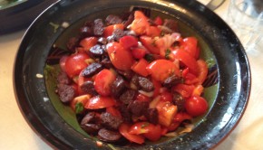 Blodrød tomatsalat
