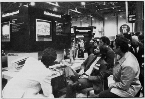 Atari stand på Consumer Electronics Show i 1983. Her demonstreres en Atari 1200XL. Maskinen ble lansert sent på året i 1982.