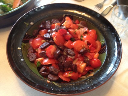 Blodrød tomatsalat
